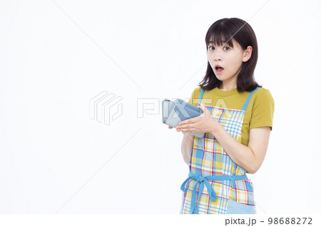 生活費に困る30代の主婦 生活費に困る30代の主婦 98688272