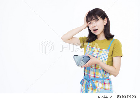 生活費に困る30代の主婦 98688408