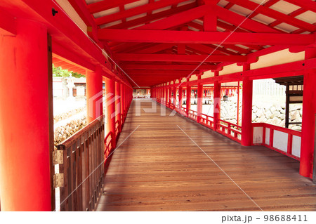 【世界遺産 嚴島神社】【安芸国一宮】西廻廊の出口付近 広島県廿日市市 【世界遺産 嚴島神社】【安芸国一宮】西廻廊の出口付近 広島県廿日市市 98688411