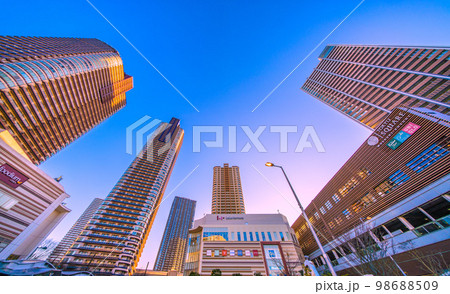 日本の川崎都市景観　武蔵小杉駅前のタワーマンション群や武蔵小杉駅などを望む 98688509