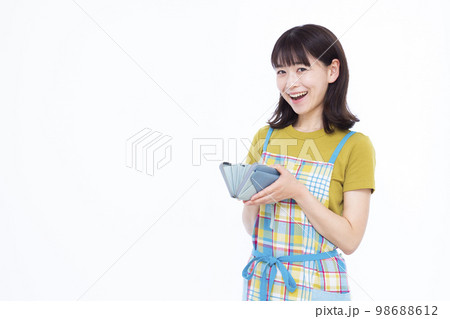 笑顔でお財布を持っている30代の主婦 98688612