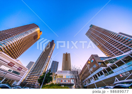 日本の川崎都市景観　武蔵小杉駅や武蔵小杉駅前のタワーマンション群などを望む 98689077