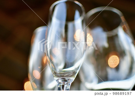 ワイングラスに移る光 98689197