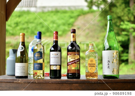 お酒の陳列 98689198