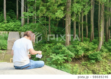 ペットボトルを潰す 98689246