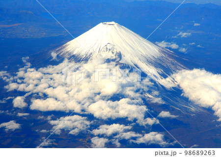 上空から見た富士山　（冠雪） 98689263