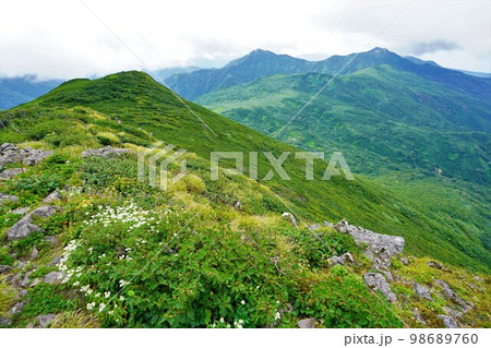 暑寒別岳山頂からの群別岳と奥徳富岳 98689760