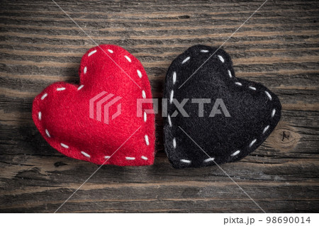 Red and black felt hearts 98690014