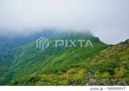 暑寒別岳山頂から南暑寒別岳方面の稜線 98690047