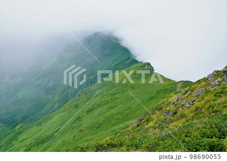 暑寒別岳山頂から南暑寒別岳方面の稜線 98690055