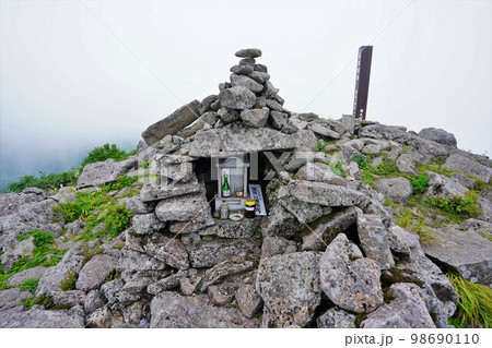 暑寒別岳の山頂標柱と祠 98690110
