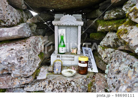 暑寒別岳山頂の祠 98690111