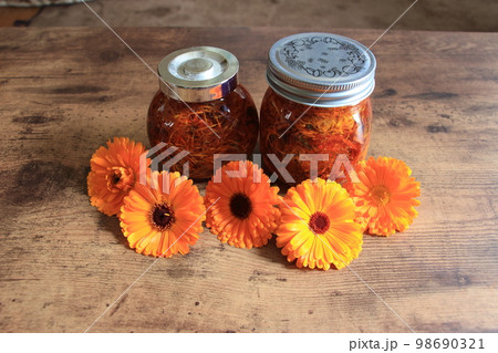 お肌の救世主カレンデュラオイル作り 98690321