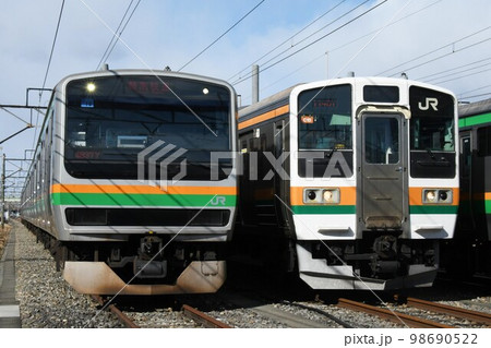 留置線で並ぶE231系（特別快速表示）と211系3000番台 98690522