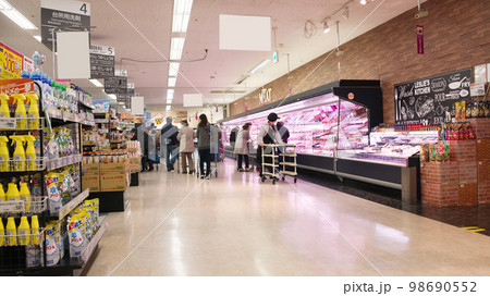 【大阪府】1月・物価上昇で節約する主婦 98690552