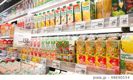 【大阪府】1月・ショッピングセンターの飲料品売り場 98690554