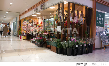 【大阪府】1月・ショッピングセンターのお花屋さん 【大阪府】1月・ショッピングセンターのお花屋さん 98690559