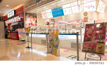 【大阪府】1月・ショッピングセンター内のフードコート 98690562