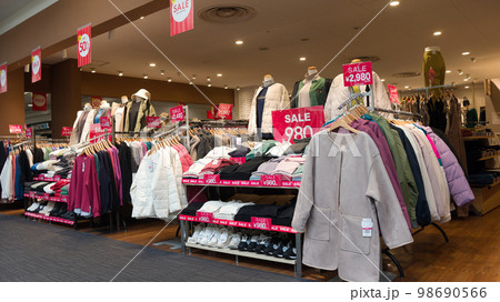 【大阪府】1月・ショッピングセンター内の洋服屋さん 98690566