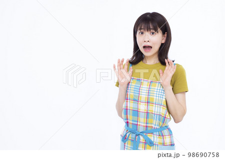 ビックリしている30代の主婦 98690758