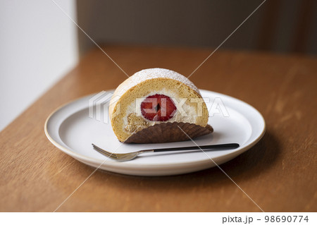 いちごのロールケーキ 98690774