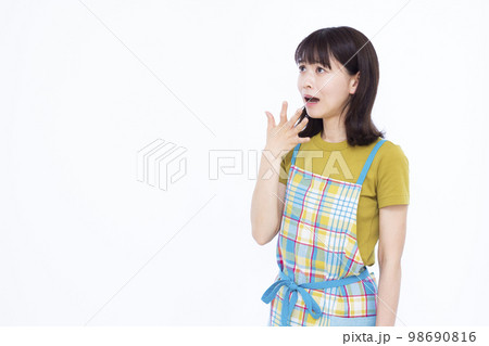 ビックリしている30代の主婦 98690816