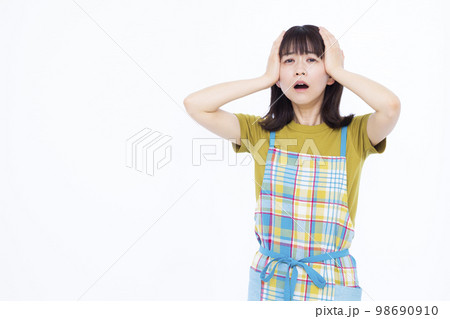 頭を抱えて驚く30代の主婦 98690910