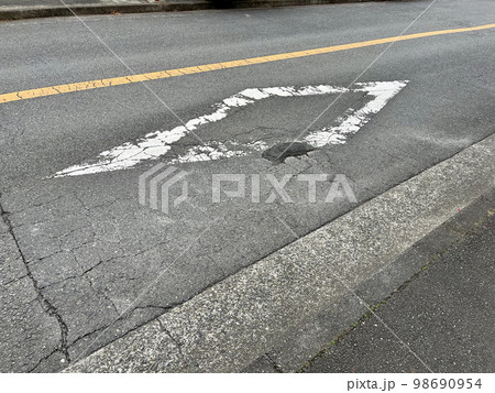 道路の菱形マーク 98690954