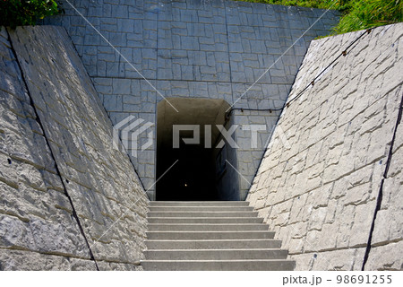 四国・愛媛・佐田岬・御籠島・記念事業として整備された洞窟式砲台跡に入るトンネルの眺め・愛媛県伊方町 四国・愛媛・佐田岬・御籠島・記念事業として整備された洞窟式砲台跡に入るトンネルの眺め・愛媛県伊方町 98691255