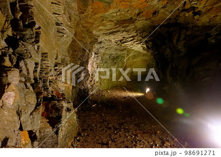 四国・愛媛・佐田岬・御籠島・トンネルの中に残る、洞窟式砲台の通路・愛媛県伊方町(1) 98691271