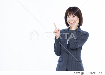 紹介をしている30代のビジネスウーマン 紹介をしている30代のビジネスウーマン 98691344