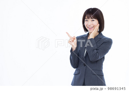 紹介をしている30代のビジネスウーマン 紹介をしている30代のビジネスウーマン 98691345