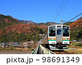 紅葉の吾妻線 98691349