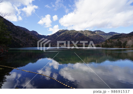 奥日光戦場ケ原の遊歩道 湯滝を登り切った場所付近の湯ノ湖 2022年10月31日 奥日光戦場ケ原の遊歩道 湯滝を登り切った場所付近の湯ノ湖 2022年10月31日 98691537