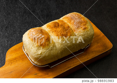 手作りパン Freshly baked handmade bread outdoors 手作りパン Freshly baked handmade bread outdoors 98691983