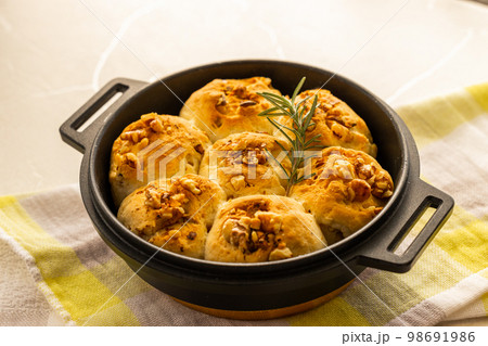 手作りパン Freshly baked handmade bread outdoors 手作りパン Freshly baked handmade bread outdoors 98691986