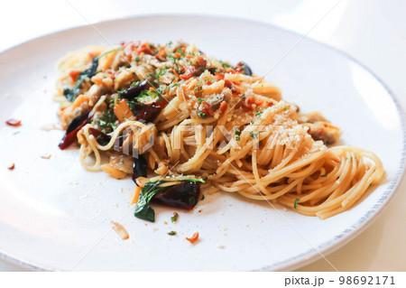 pasta or spicy pasta or spicy spaghetti  ,Spaghettini with Garlic and Dried Chili or dried chili spaghetti 98692171