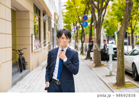 サラリーマンのポートレート　屋外　営業マン　美容系　就活　転職　自信　街中　おしゃれ　歩く 98692838