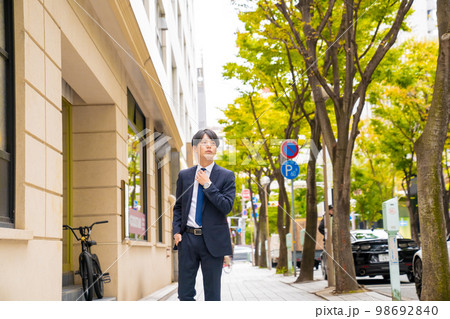 サラリーマンのポートレート　屋外　営業マン　美容系　就活　転職　自信　街中　おしゃれ　歩く 98692840