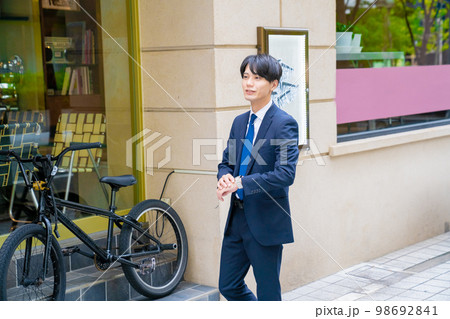 サラリーマンのポートレート　屋外　営業マン　美容系　就活　転職　自信　街中　おしゃれ　歩く 98692841