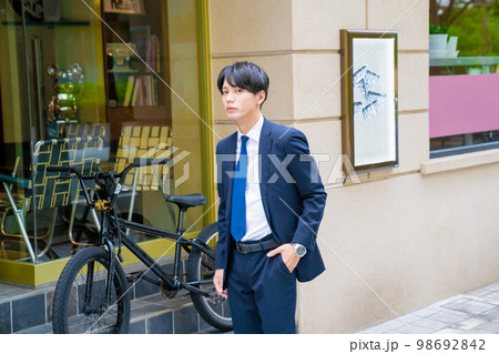 サラリーマンのポートレート　屋外　営業マン　美容系　就活　転職　自信　街中　おしゃれ　歩く 98692842