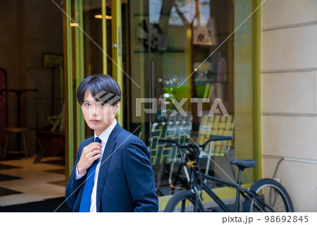 サラリーマンのポートレート 屋外 営業マン 美容系 就活 転職 自信 街中 おしゃれ 歩く サラリーマンのポートレート 屋外 営業マン 美容系 就活 転職 自信 街中 おしゃれ 歩く 98692845