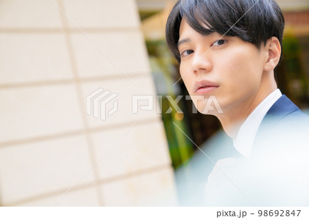 かっこいいサラリーマンのポートレート　屋外　営業マン　美容系　就活　転職　自信　街中　おしゃれ　 98692847