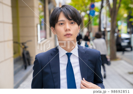 かっこいいサラリーマンのポートレート　屋外　営業マン　美容系　就活　転職　自信　街中　おしゃれ　歩く 98692851