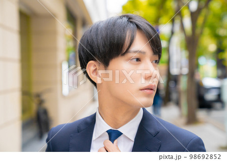 かっこいいサラリーマンのポートレート　屋外　営業マン　美容系　就活　転職　自信　街中　おしゃれ　歩く 98692852