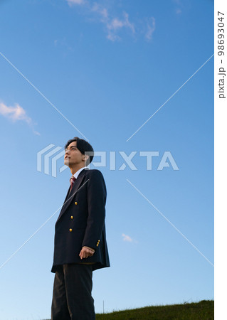 土手で空を眺める高校生 青春 政治参加 将来 教育 恋愛 就活 受験 かっこいい イケメン 土手で空を眺める高校生 青春 政治参加 将来 教育 恋愛 就活 受験 かっこいい イケメン 98693047