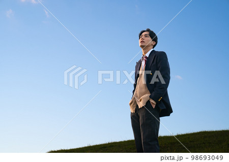 土手で空を眺める高校生　青春　政治参加　将来　教育　恋愛　就活　受験　かっこいい　イケメン 98693049