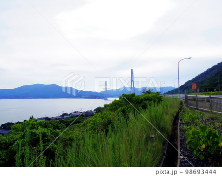 生口島より望む大三島と多々羅大橋 生口島より望む大三島と多々羅大橋 98693444