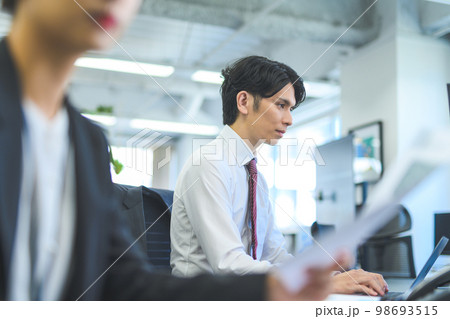 ビジネスイメージ 98693515