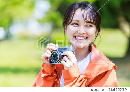 緑が美しい公園で写真を撮るカメラ女子 緑が美しい公園で写真を撮るカメラ女子 98696239